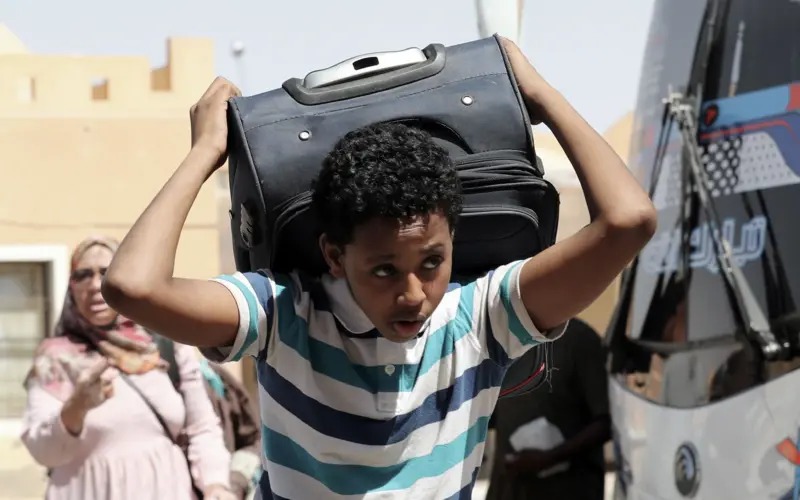 ما الذي يحدث مع اللاجئين السودانيين والسوريين في مصر؟